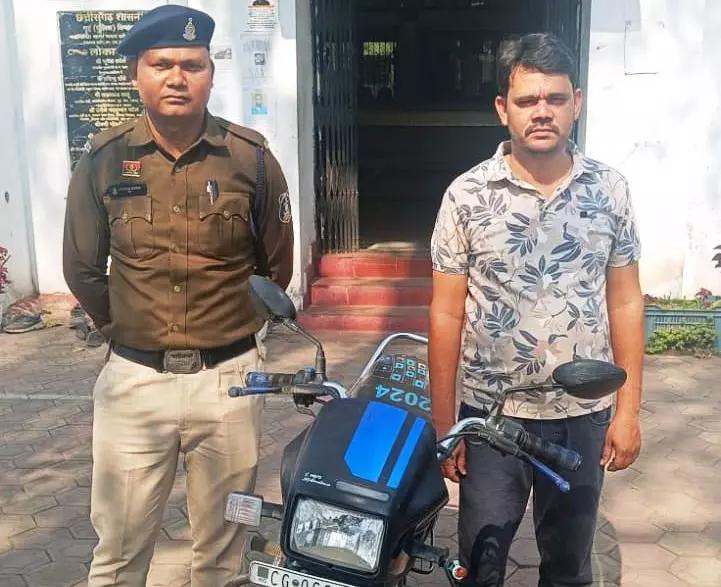 फरार गांजा तस्कर बस स्टैंड के पास दबोचा गया फरार गांजा तस्कर बस स्टैंड के पास दबोचा गया