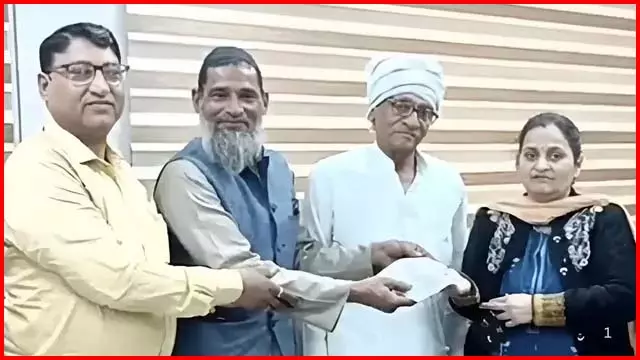 कबाड़ का व्यापार करने वाले खान साहब ने की ईमानदारी की मिसाल पेश, 15 लाख का सोना लौटाया कबाड़ का व्यापार करने वाले खान साहब ने की ईमानदारी की मिसाल पेश, 15 लाख का सोना लौटाया