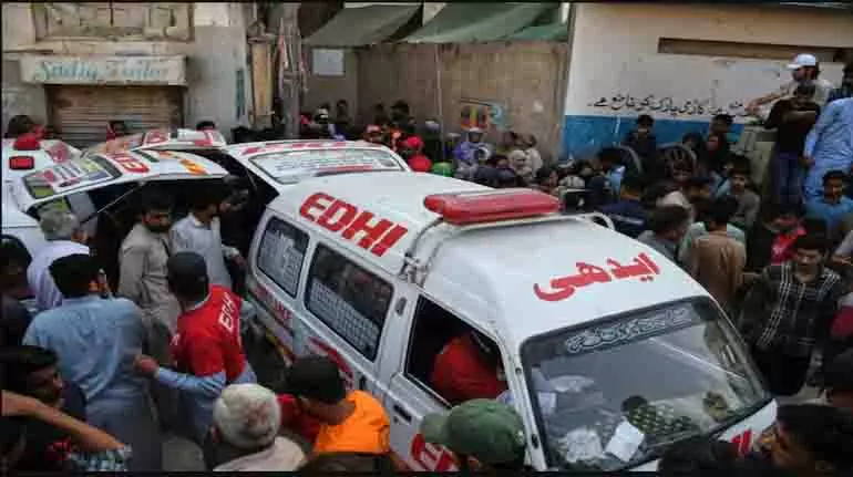 Karachi में धमाके से इमारत ढही, 16 लोगों की मौत: पाकिस्तान के अधिकारी Karachi में धमाके से इमारत ढही, 16 लोगों की मौत: पाकिस्तान के अधिकारी