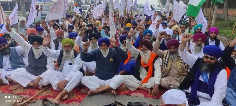 Tarn Taran: किसानों ने विरोध प्रदर्शन किया, सरकार पर ट्रेड डील के ज़रिए US को खुश करने का आरोप लगाया Tarn Taran: किसानों ने विरोध प्रदर्शन किया, सरकार पर ट्रेड डील के ज़रिए US को खुश करने का आरोप लगाया