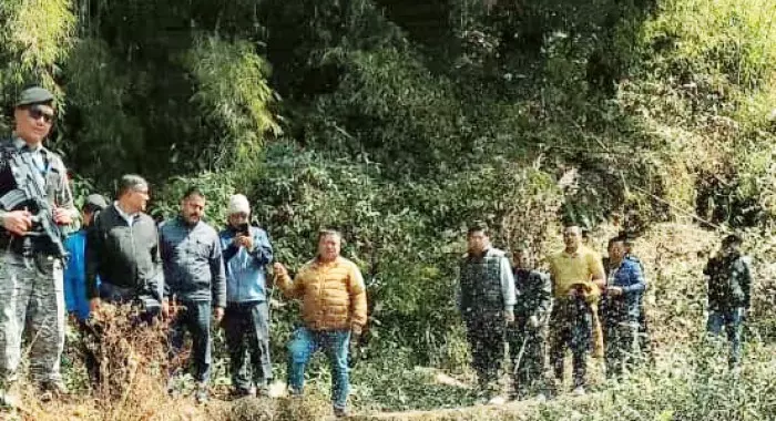 राते चू सोर्स में दरार से 40% पीने का पानी बर्बाद हो रहा है DR थापा राते चू सोर्स में दरार से 40% पीने का पानी बर्बाद हो रहा है DR थापा