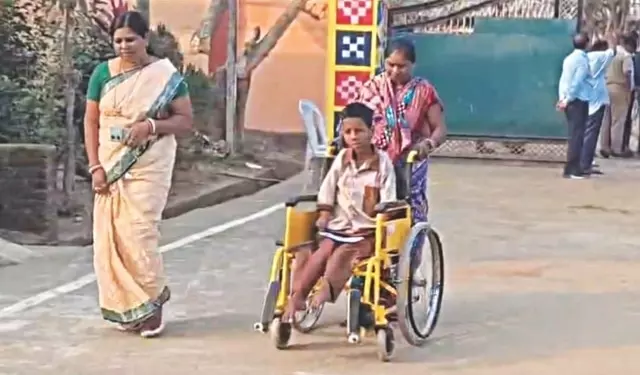 Malkangiri: शारीरिक रूप से अक्षम लड़की ने पैर से दी मैट्रिक परीक्षा Malkangiri: शारीरिक रूप से अक्षम लड़की ने पैर से दी मैट्रिक परीक्षा
