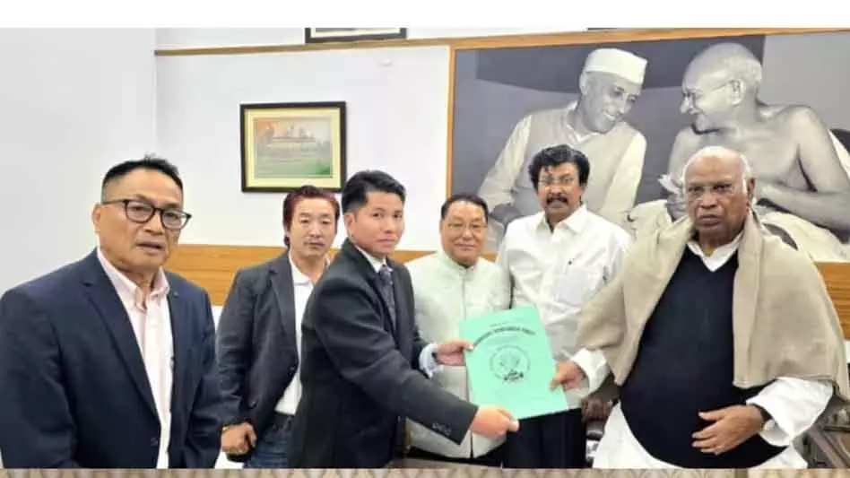Arunachal Pradesh कांग्रेस और स्थानीय पार्टियों ने खड़गे से मुलाक़ात कर मांगे संवैधानिक सुरक्षा व ऑटोनॉमी Arunachal Pradesh कांग्रेस और स्थानीय पार्टियों ने खड़गे से मुलाक़ात कर मांगे संवैधानिक सुरक्षा व ऑटोनॉमी