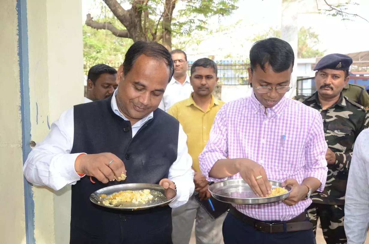 कलेक्टर सीईओ पहुंचे स्कूल, लिया मध्यान्ह भोजन का स्वाद, जांची बच्चों की कॉपी कलेक्टर सीईओ पहुंचे स्कूल, लिया मध्यान्ह भोजन का स्वाद, जांची बच्चों की कॉपी