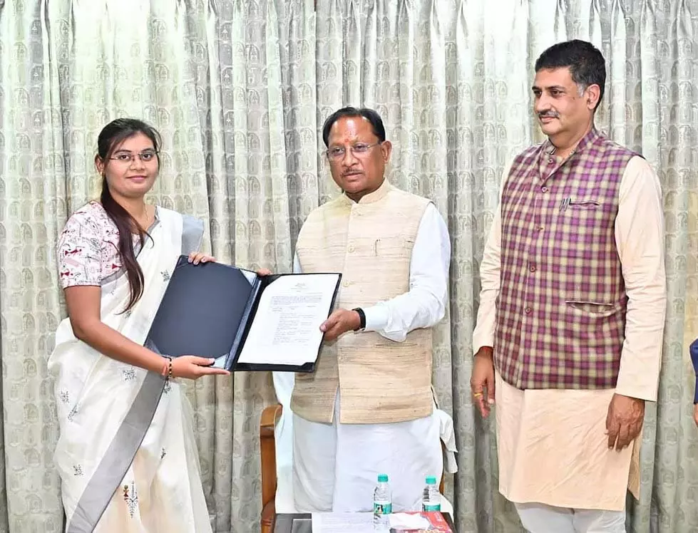 CM साय ने रायपुर में 30 नव-नियुक्त खनि निरीक्षकों को सौंपे नियुक्ति पत्र CM साय ने रायपुर में 30 नव-नियुक्त खनि निरीक्षकों को सौंपे नियुक्ति पत्र