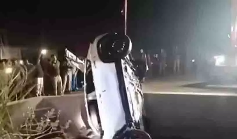 Mathura में कार नहर में गिरने से चार लोगों की मौत, मृतकों में 2 लॉ के छात्र भी शामिल Mathura में कार नहर में गिरने से चार लोगों की मौत, मृतकों में 2 लॉ के छात्र भी शामिल