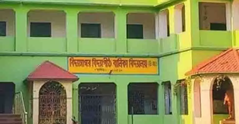 माँ का शव मुर्दाघर में, higher secondary की परीक्षा के दौरान बिलकिस रो पड़ी माँ का शव मुर्दाघर में, higher secondary की परीक्षा के दौरान बिलकिस रो पड़ी