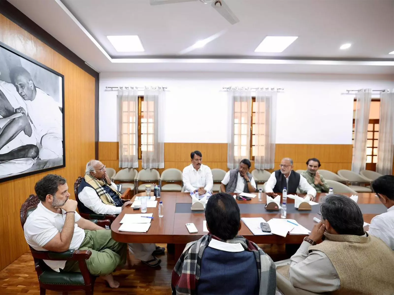 स्थानीय निकाय चुनावों से पहले AICC ने गुजरात कांग्रेस नेताओं से मुलाकात की स्थानीय निकाय चुनावों से पहले AICC ने गुजरात कांग्रेस नेताओं से मुलाकात की