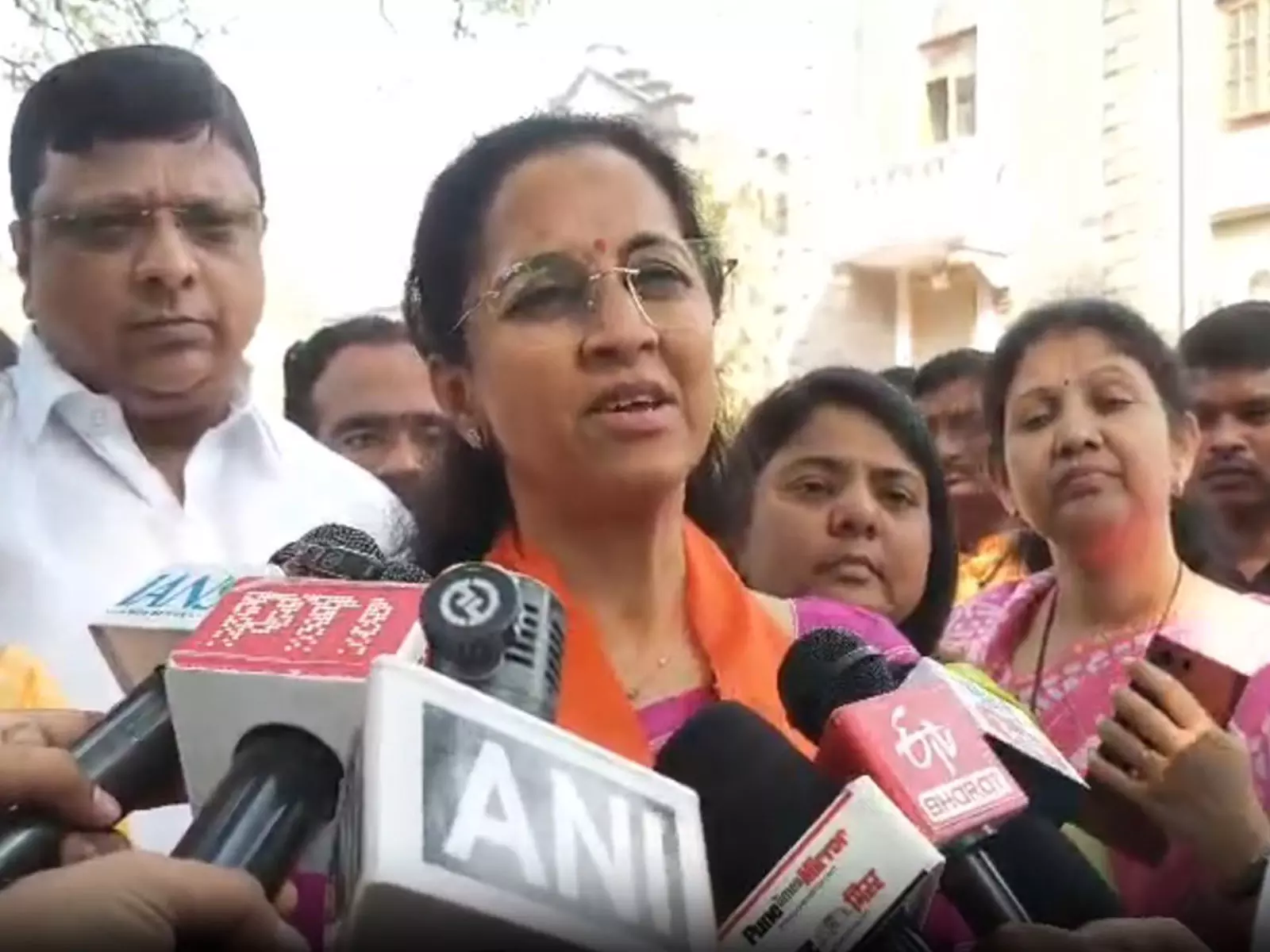 सुप्रिया सुले ने महाराष्ट्र के CM से रोहित पवार की सुरक्षा बढ़ाने का आग्रह किया सुप्रिया सुले ने महाराष्ट्र के CM से रोहित पवार की सुरक्षा बढ़ाने का आग्रह किया