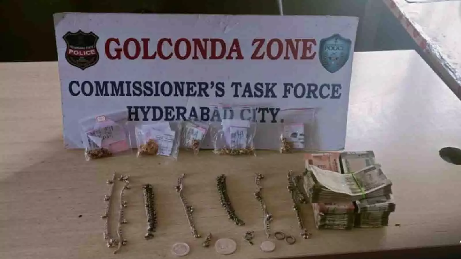 Hyderabad police ने यूपी से तीन लोगों को पकड़ा, चोरी हुए ₹28 लाख बरामद Hyderabad police ने यूपी से तीन लोगों को पकड़ा, चोरी हुए ₹28 लाख बरामद
