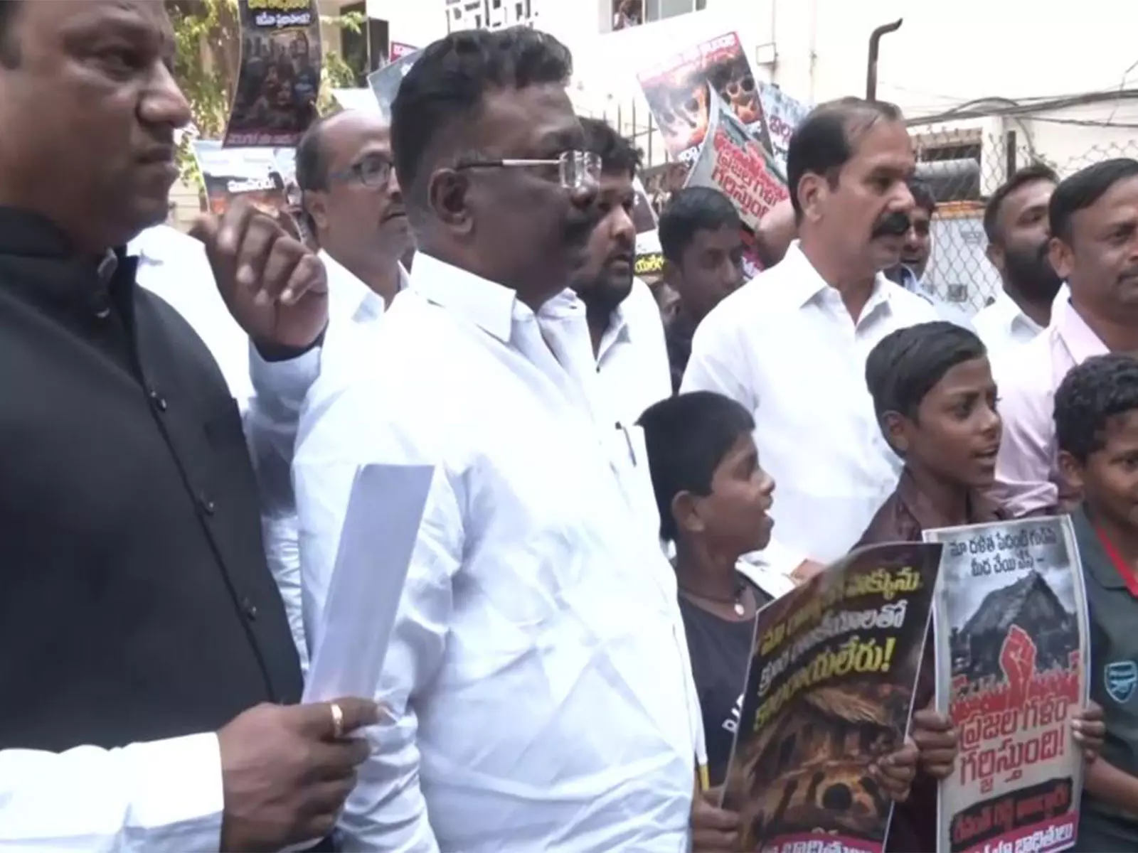 BRS ने तेलंगाना सरकार पर वारंगल में दलितों की जमीन हड़पने का आरोप लगाया, THRC से संपर्क किया BRS ने तेलंगाना सरकार पर वारंगल में दलितों की जमीन हड़पने का आरोप लगाया, THRC से संपर्क किया