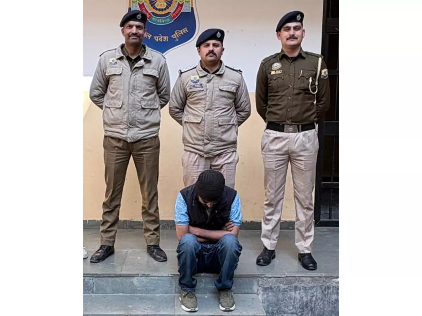 शिमला पुलिस ने मादक पदार्थ तस्करी के आरोपी को PIT NDPS अधिनियम के तहत 3 महीने के लिए हिरासत में लिया शिमला पुलिस ने मादक पदार्थ तस्करी के आरोपी को PIT NDPS अधिनियम के तहत 3 महीने के लिए हिरासत में लिया