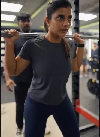 अभिनेत्री ने Gym में बहाया पसीना, फैंस को दी हाई प्रोटीन डाइट लेने की सलाह अभिनेत्री ने Gym में बहाया पसीना, फैंस को दी हाई प्रोटीन डाइट लेने की सलाह