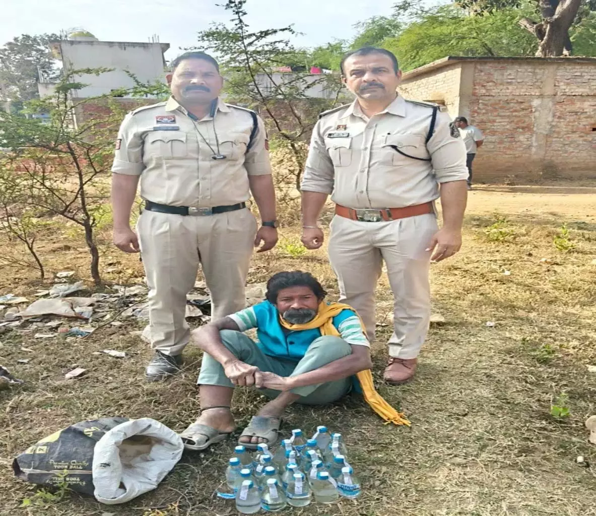 अवैध शराब बेचने वाला 22 पौवा शराब के साथ धरा गया अवैध शराब बेचने वाला 22 पौवा शराब के साथ धरा गया