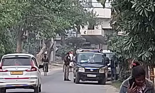 सफारी कार के साथ फर्जी STF अधिकारी गिरफ्तार, कर रहा था ठगी