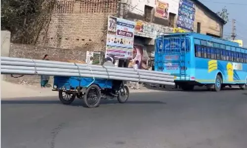 किरण बेदी ने PVC पाइपों के असुरक्षित ट्रांसपोर्ट का वीडियो शेयर किया