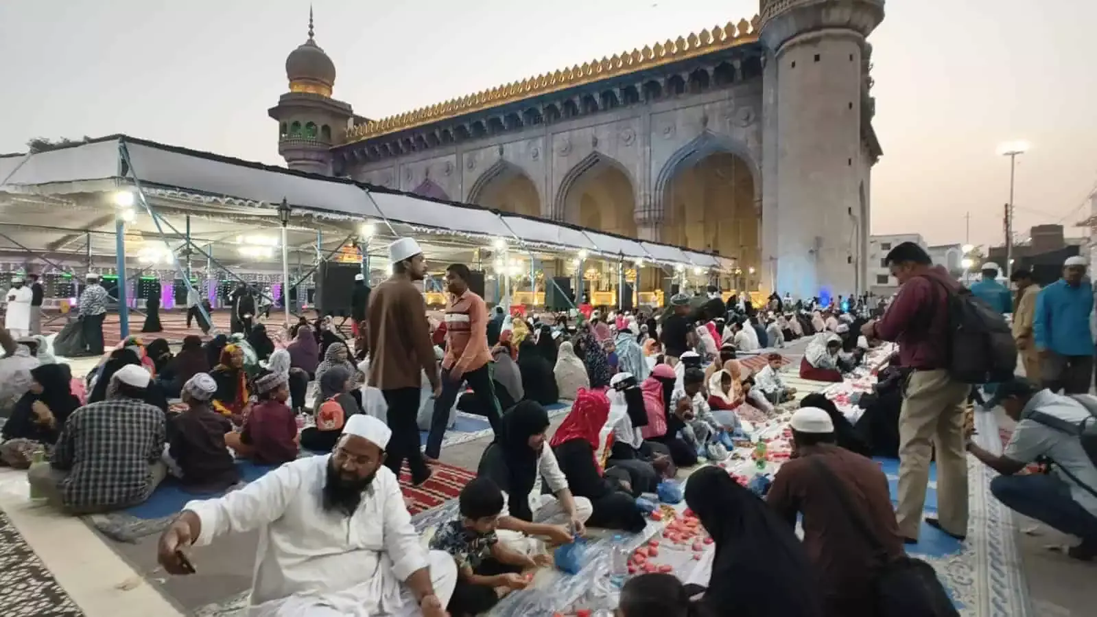 Hyderabad मक्का मस्जिद में रमजान 2026 के पहले इफ्तार के लिए लोग इकट्ठा हुए Hyderabad मक्का मस्जिद में रमजान 2026 के पहले इफ्तार के लिए लोग इकट्ठा हुए