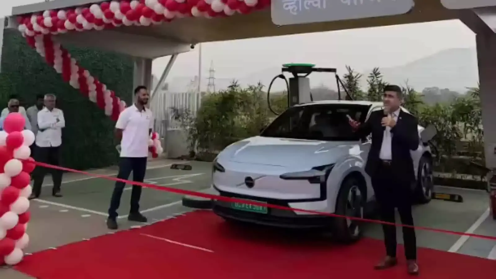 वोल्वो ने मुंबई-नासिक रूट पर नया अल्ट्रा-फास्ट EV चार्जिंग स्टेशन लॉन्च किया वोल्वो ने मुंबई-नासिक रूट पर नया अल्ट्रा-फास्ट EV चार्जिंग स्टेशन लॉन्च किया