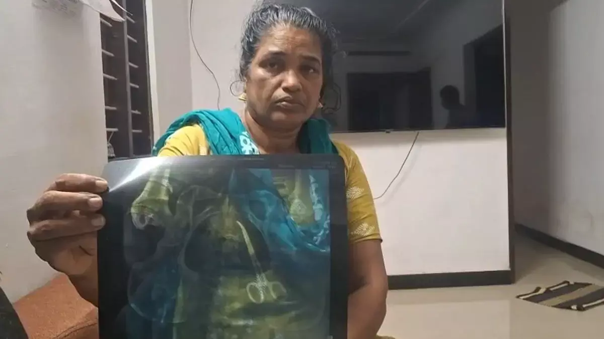 Kerala: सर्जरी के बाद महिला के पेट में कैंची रह गई, 5 साल तक पता नहीं चला Kerala: सर्जरी के बाद महिला के पेट में कैंची रह गई, 5 साल तक पता नहीं चला