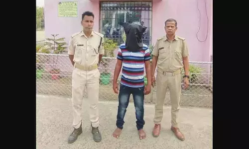 Odisha : एक आदमी ने महिला को अपनी मोटरसाइकिल पर लिफ्ट देकर उसके साथ रेप किया Odisha : एक आदमी ने महिला को अपनी मोटरसाइकिल पर लिफ्ट देकर उसके साथ रेप किया