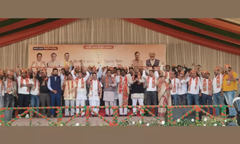 Assam : डिब्रूगढ़ में पूर्व AASU नेताओं समेत हज़ारों लोग BJP में शामिल हुए