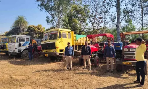अवैध उत्खनन और परिवहन पर एक्शन, ट्रैक्टर हाइवा और टिप्पर जब्त