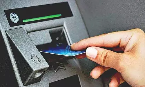 Mumbai : बोरीवली ईस्ट में ATM कार्ड स्वैप रैकेट का भंडाफोड़, पुलिस ने 71 कार्ड जब्त किए Mumbai : बोरीवली ईस्ट में ATM कार्ड स्वैप रैकेट का भंडाफोड़, पुलिस ने 71 कार्ड जब्त किए
