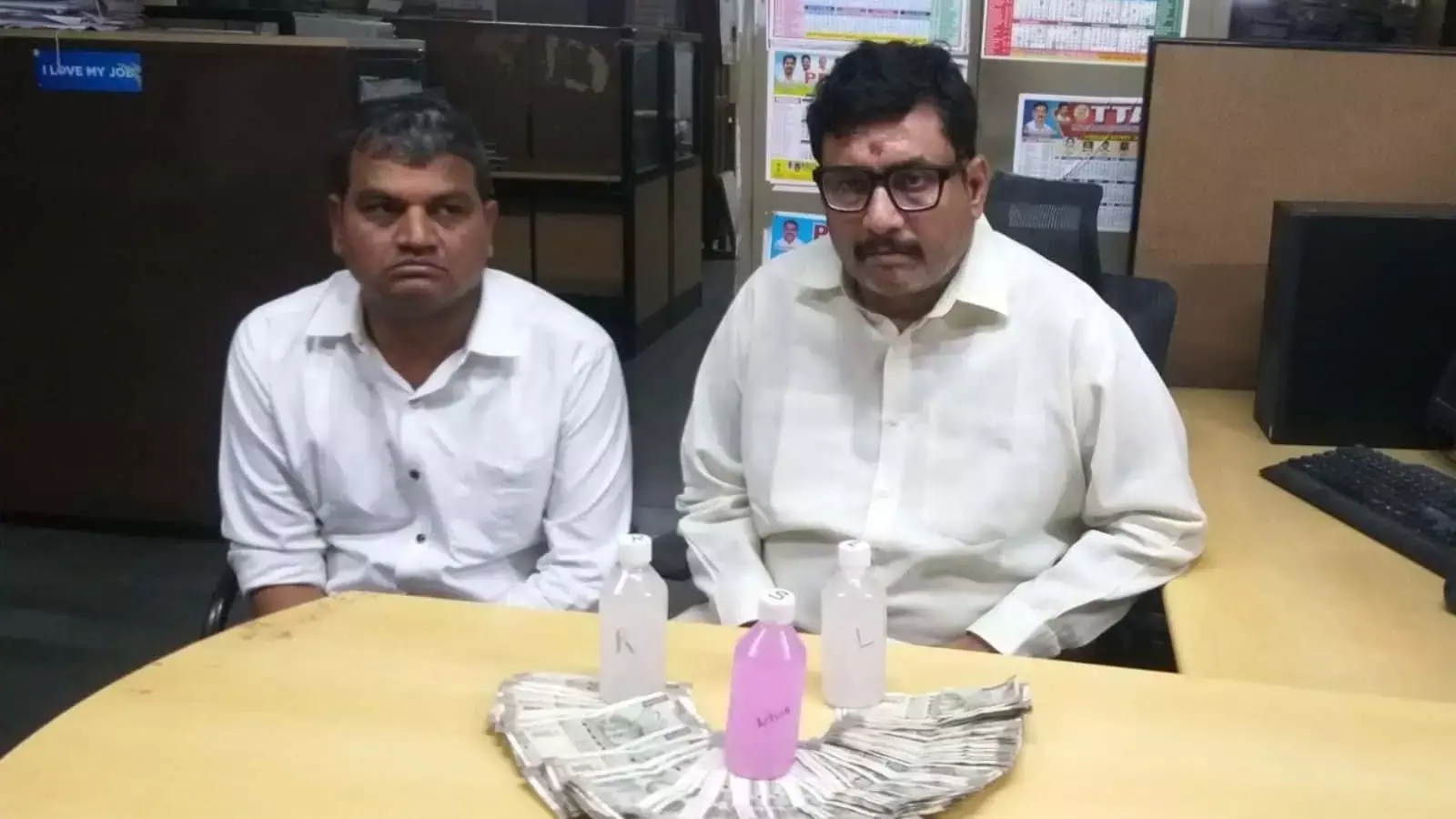 Hyderabad: शिक्षा विभाग के सुपरिटेंडेंट को 70,000 रुपये की NOC रिश्वत लेते हुए गिरफ्तार किया