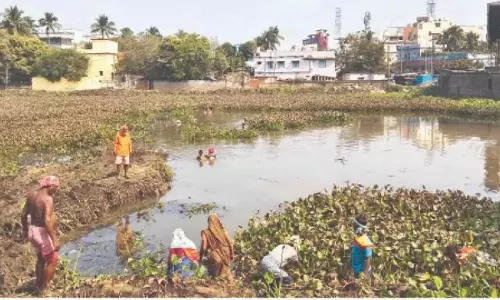 Odisha : भुवनेश्वर में ऐतिहासिक तालाब को ठीक करने में नगर निगम नाकाम, निवासियों ने हस्तक्षेप किया Odisha : भुवनेश्वर में ऐतिहासिक तालाब को ठीक करने में नगर निगम नाकाम, निवासियों ने हस्तक्षेप किया