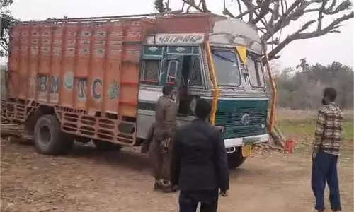 Jammu Kashmir:  SDM की बड़ी कार्रवाई,अवैध सामान से लदा ट्रक ज़ब्त