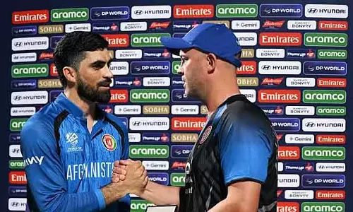 Afghan खिलाड़ी ने कोच को मैन ऑफ़ द मैच का अवॉर्ड दिया Afghan खिलाड़ी ने कोच को मैन ऑफ़ द मैच का अवॉर्ड दिया