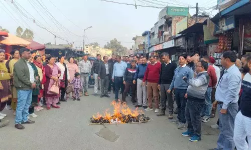 OPS में देरी को लेकर NPS कर्मचारियों ने पंजाब के मुख्यमंत्री का पुतला फूंका