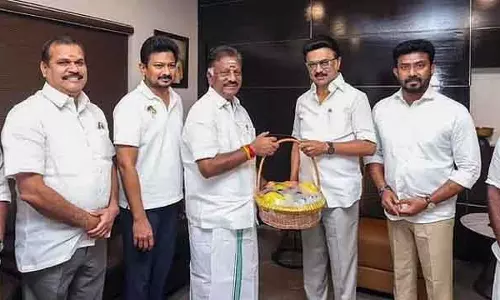 Tamil Nadu: मुख्यमंत्री स्टालिन के साथ ओपीएस की मीटिंग Tamil Nadu: मुख्यमंत्री स्टालिन के साथ ओपीएस की मीटिंग