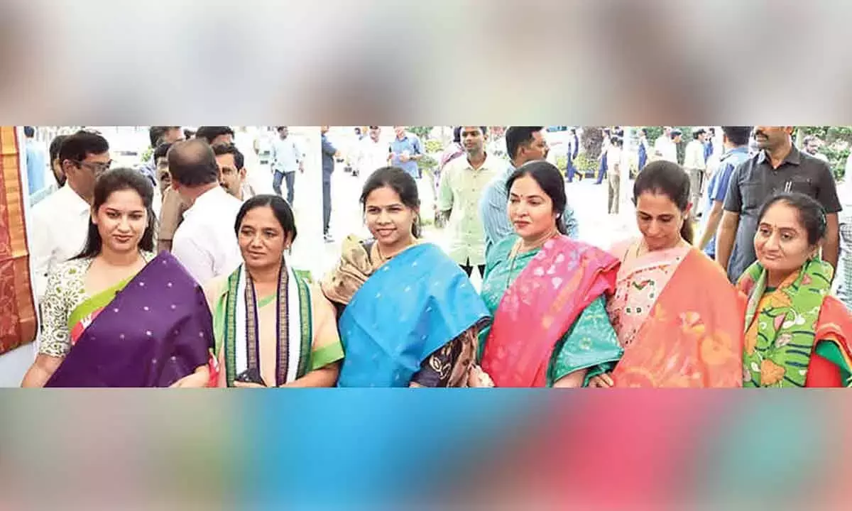 Andhra: मंत्री सविता और विधायकों ने हथकरघा संवर्धन कार्यक्रम में भाग लिया Andhra: मंत्री सविता और विधायकों ने हथकरघा संवर्धन कार्यक्रम में भाग लिया