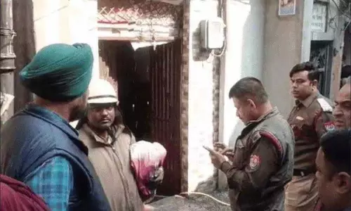 Ludhiana के दाल बाज़ार में इंडस्ट्रियल यूनिट में आग लगने से एक आदमी की मौत Ludhiana के दाल बाज़ार में इंडस्ट्रियल यूनिट में आग लगने से एक आदमी की मौत
