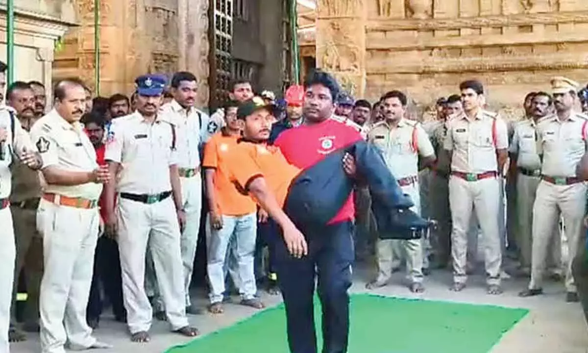 Andhra: ब्रह्मोत्सव से पहले अहोबिलम मंदिर में इमरजेंसी मॉक ड्रिल Andhra: ब्रह्मोत्सव से पहले अहोबिलम मंदिर में इमरजेंसी मॉक ड्रिल