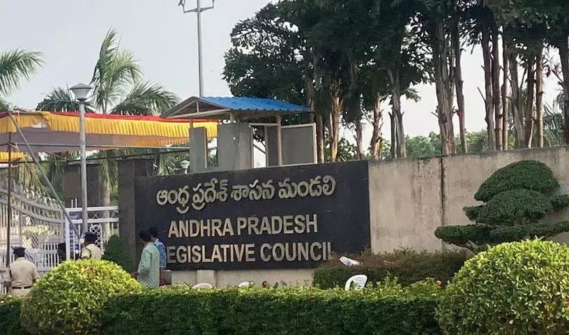 YSRCP सदस्यों द्वारा वेंकटेश्वर स्वामी की तस्वीरें दिखाने पर विवाद के बाद आंध्र विधान परिषद स्थगित