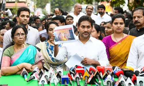 Jagan Reddy ने कहा कि YSRCP नेताओं को झूठे मामलों से डरना नहीं चाहिए। Jagan Reddy ने कहा कि YSRCP नेताओं को झूठे मामलों से डरना नहीं चाहिए।