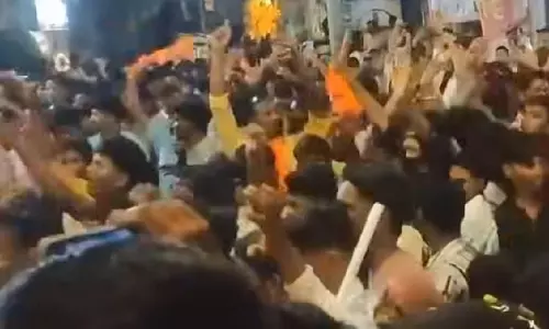 Karnataka के बागलकोट में शिवाजी जयंती जुलूस के दौरान पथराव; 8 लोग गिरफ्तार Karnataka के बागलकोट में शिवाजी जयंती जुलूस के दौरान पथराव; 8 लोग गिरफ्तार