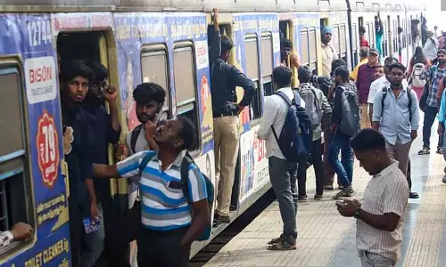 Chennai Beach और तांबरम के बीच सिग्नल फेल होने से सबअर्बन ट्रेन सर्विस रुकी Chennai Beach और तांबरम के बीच सिग्नल फेल होने से सबअर्बन ट्रेन सर्विस रुकी