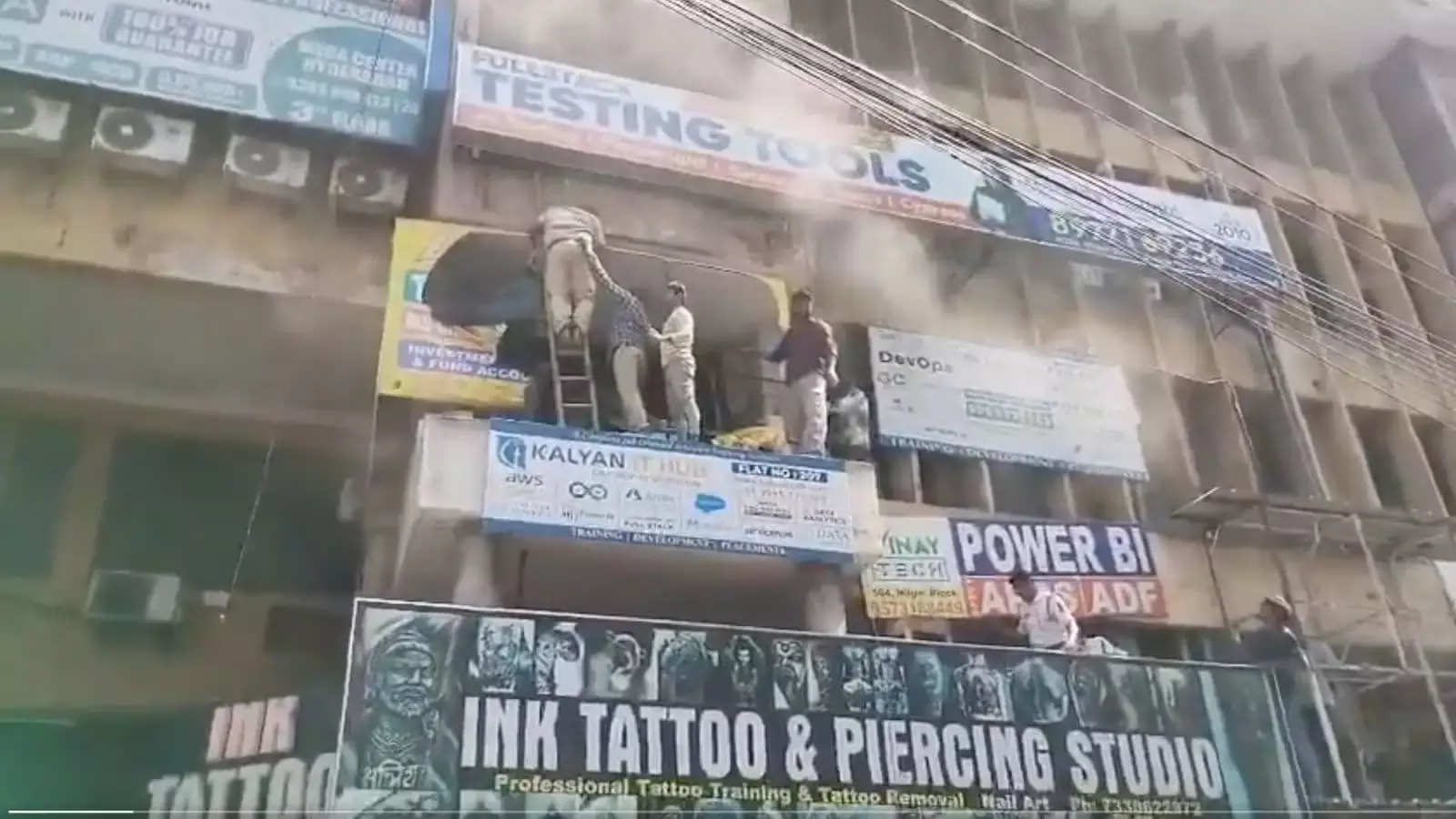 Video: हैदराबाद के अमीरपेट में मैत्रीवनम कॉम्प्लेक्स में आग, 100 छात्रों को बचाया गया