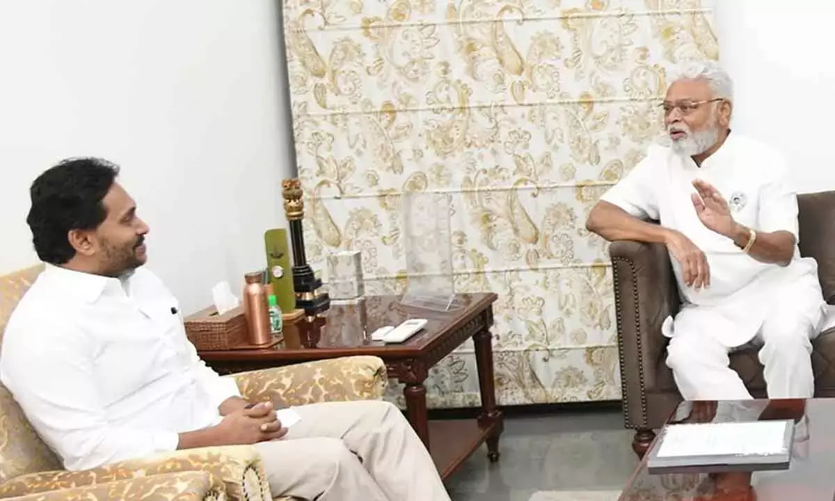 अंबाती रामबाबू ने ताडेपल्ली में YSRCP प्रमुख वाईएस जगन से मुलाकात की अंबाती रामबाबू ने ताडेपल्ली में YSRCP प्रमुख वाईएस जगन से मुलाकात की