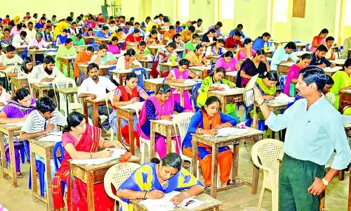 CHENNAI: असिस्टेंट प्रोफेसर परीक्षा के नतीजों में देरी से 40,000 से ज़्यादा उम्मीदवार परेशान हैं CHENNAI: असिस्टेंट प्रोफेसर परीक्षा के नतीजों में देरी से 40,000 से ज़्यादा उम्मीदवार परेशान हैं