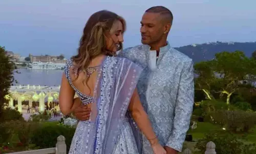 Shikhar Dhawan ने संगीत में अपनी होने वाली दुल्हन सोफी शाइन को प्यार से सिर हिलाया Shikhar Dhawan ने संगीत में अपनी होने वाली दुल्हन सोफी शाइन को प्यार से सिर हिलाया