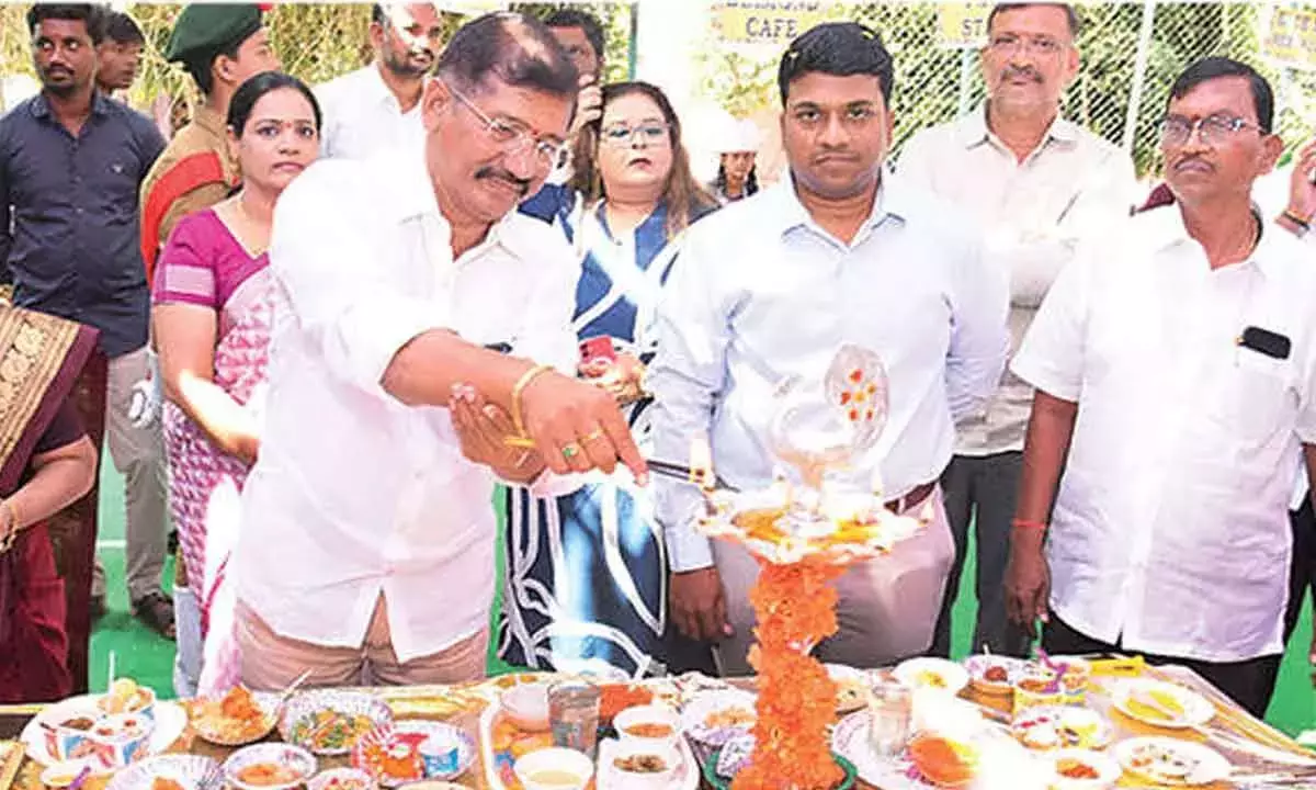 Andhra: सर्वपल्ली में फूड कार्निवल का आयोजन Andhra: सर्वपल्ली में फूड कार्निवल का आयोजन