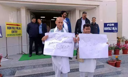कश्मीरियों के उत्पीड़न के खिलाफ कांग्रेस MLAs ने किया प्रदर्शन