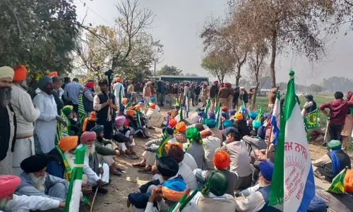 Ambala : प्रदर्शन कर रहे किसानों को हिरासत में लिया गया