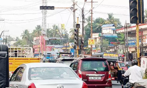 Kerala : सिग्नल लाइट खराब, यात्री परेशान