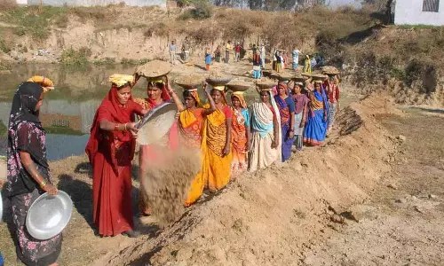 Amritsar: पूर्व मंत्री ने मनरेगा में कथित गड़बड़ी की जांच की मांग की Amritsar: पूर्व मंत्री ने मनरेगा में कथित गड़बड़ी की जांच की मांग की