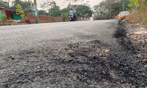 Kerala : 3 करोड़ की लागत से बनी सड़क की उम्र एक महीने है Kerala : 3 करोड़ की लागत से बनी सड़क की उम्र एक महीने है